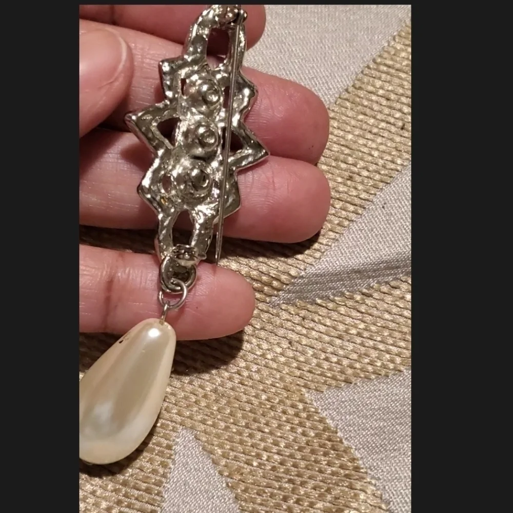Rhinestone Star Teardrop Pearl Brooch Silvertone